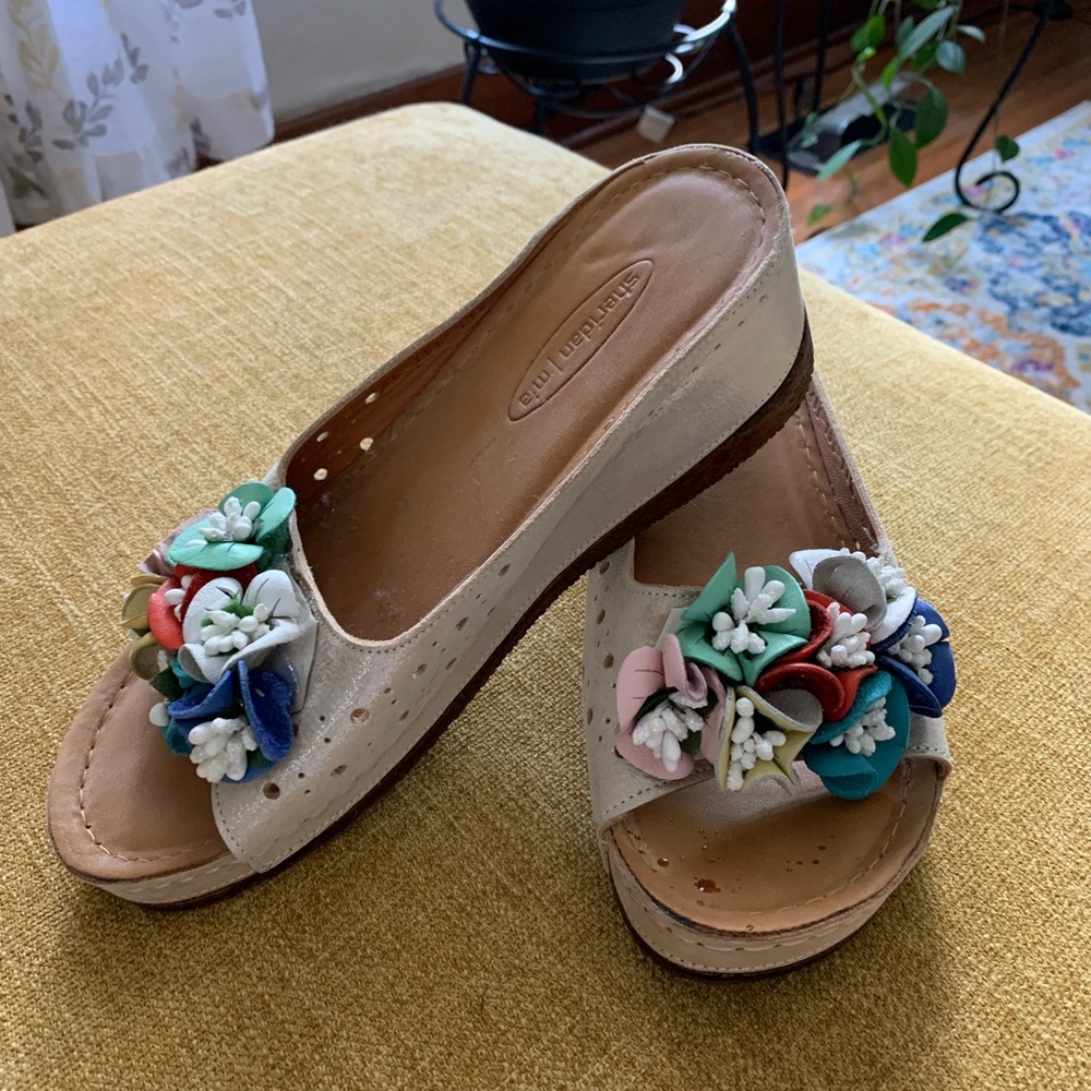 Slide sandals beige size 9 with fun flowers makes a statement